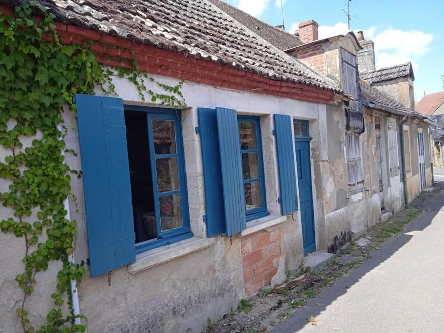 Petite Maison De Village Ygrande Exterior photo