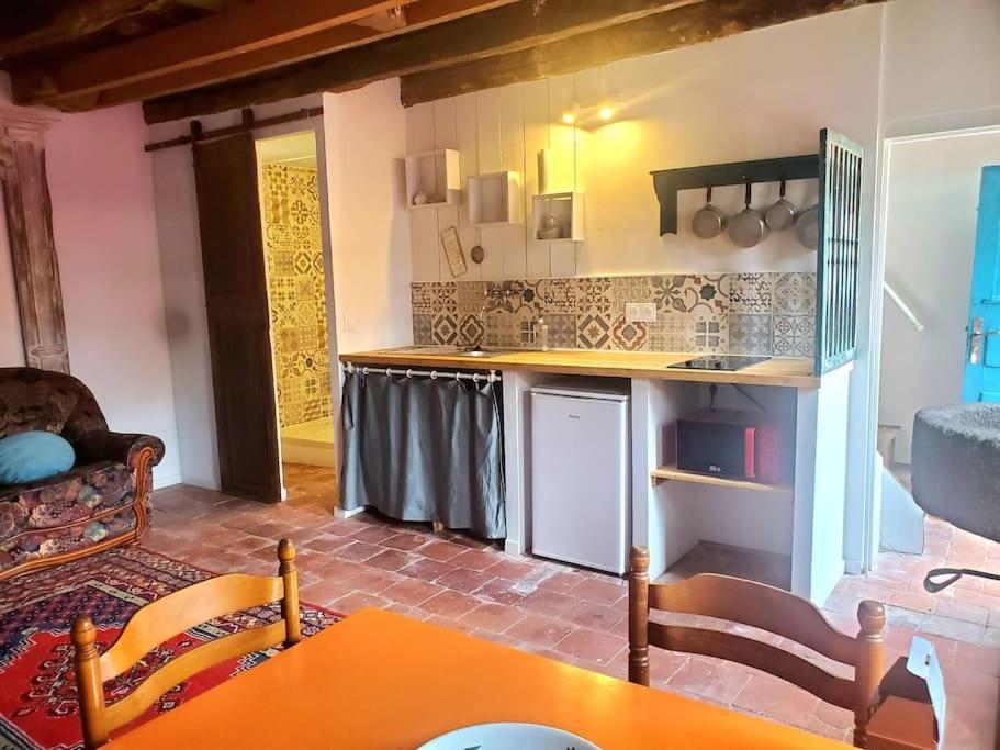Petite Maison De Village Ygrande Exterior photo