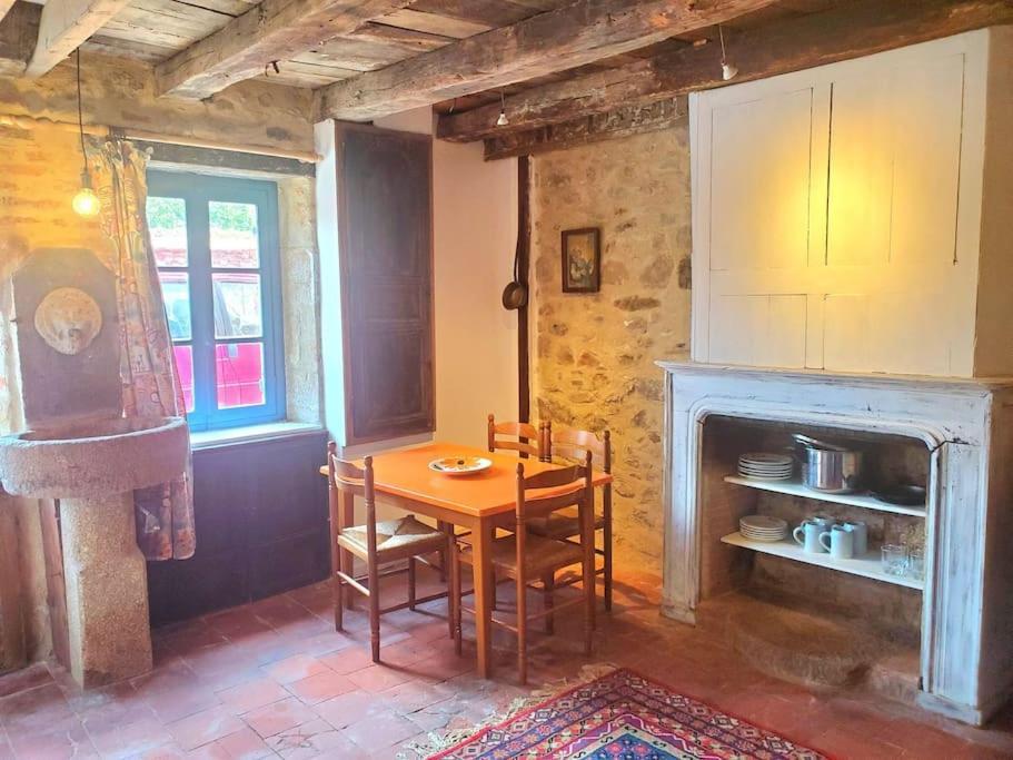 Petite Maison De Village Ygrande Exterior photo